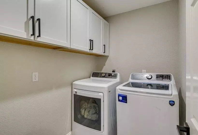 Bedford Retreat W/ Private Pool & Gas Grill!