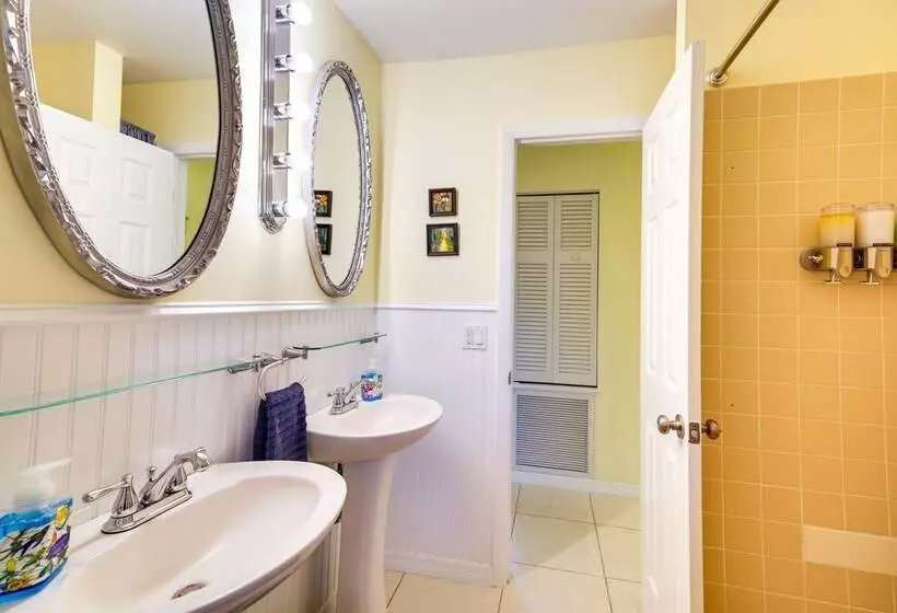 Breezy Palm Bay Home: Outdoor Pool, Near Beaches!