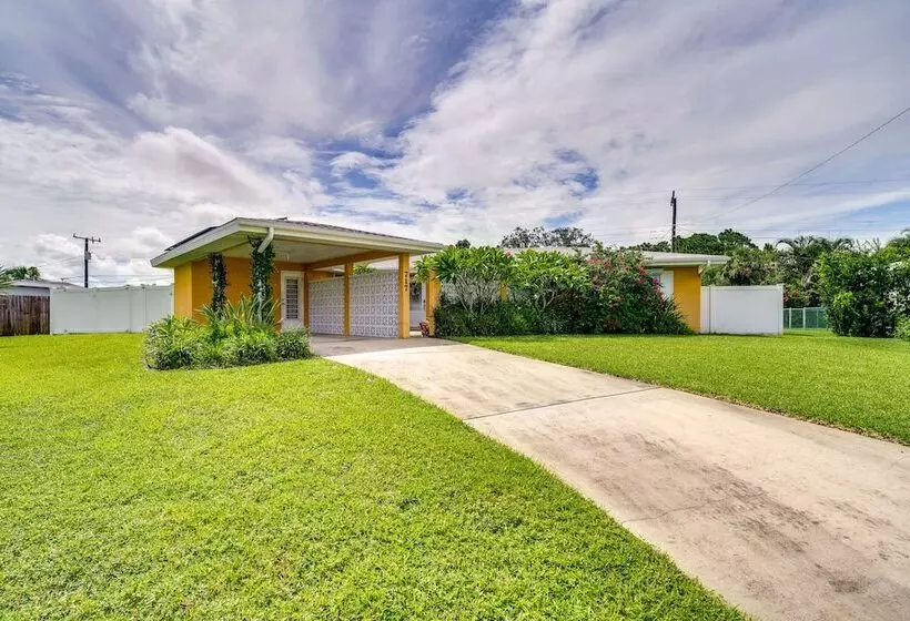 Breezy Palm Bay Home: Outdoor Pool, Near Beaches!