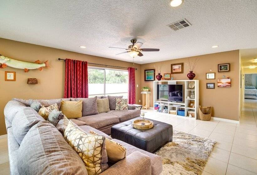 Breezy Palm Bay Home: Outdoor Pool, Near Beaches!