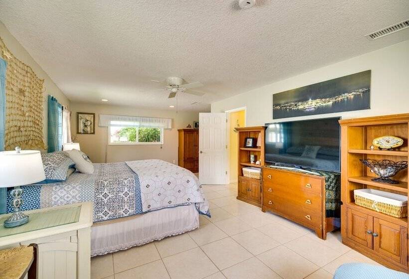 Breezy Palm Bay Home: Outdoor Pool, Near Beaches!