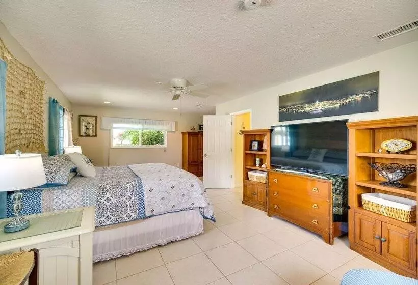 Breezy Palm Bay Home: Outdoor Pool, Near Beaches!