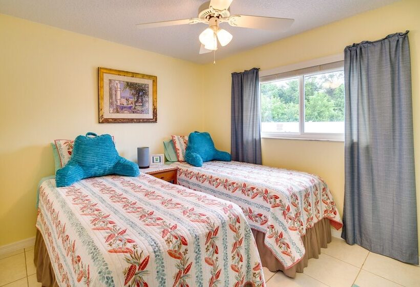 Breezy Palm Bay Home: Outdoor Pool, Near Beaches!