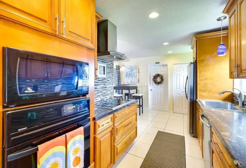 Breezy Palm Bay Home: Outdoor Pool, Near Beaches!