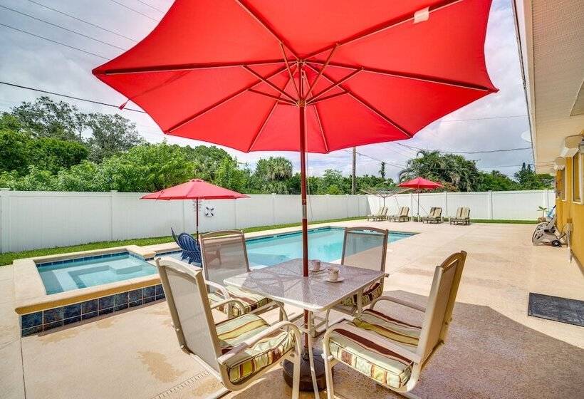 Breezy Palm Bay Home: Outdoor Pool, Near Beaches!
