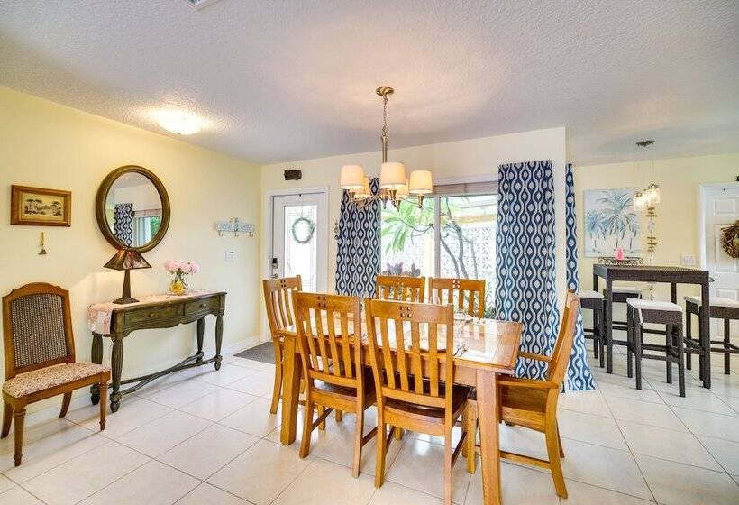 Breezy Palm Bay Home: Outdoor Pool, Near Beaches!