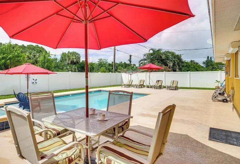 Breezy Palm Bay Home: Outdoor Pool, Near Beaches!