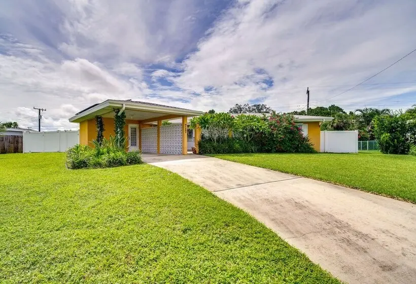 Breezy Palm Bay Home: Outdoor Pool, Near Beaches!