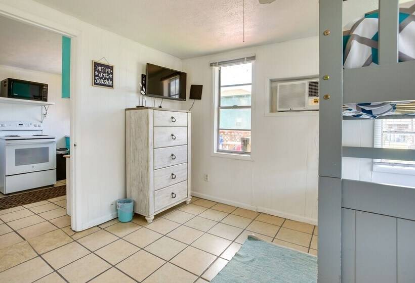 Bright Surfside Beach Home W/ Deck, Walk To Beach!