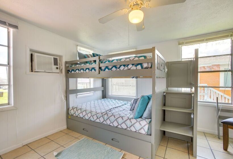 Bright Surfside Beach Home W/ Deck, Walk To Beach!