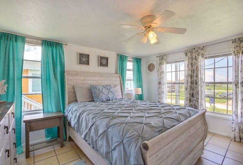 Bright Surfside Beach Home W/ Deck, Walk To Beach!