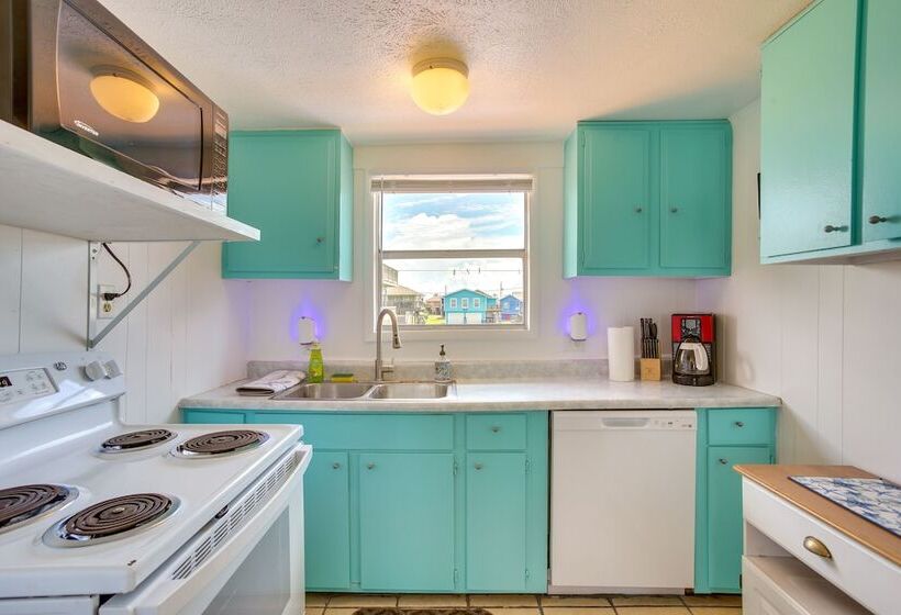 Bright Surfside Beach Home W/ Deck, Walk To Beach!