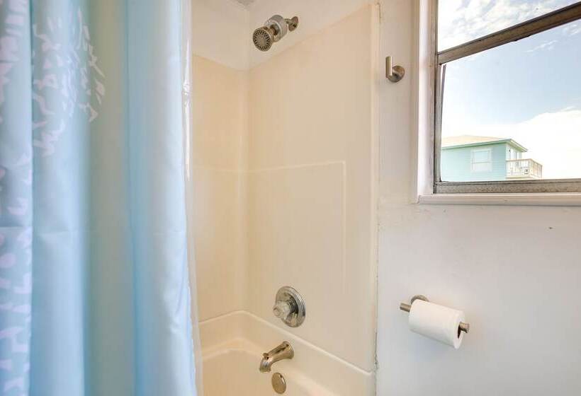 Bright Surfside Beach Home W/ Deck, Walk To Beach!