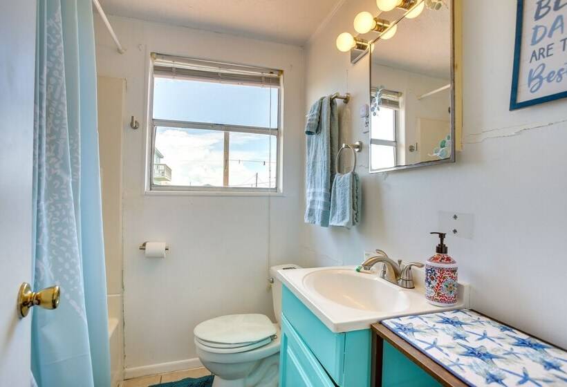 Bright Surfside Beach Home W/ Deck, Walk To Beach!