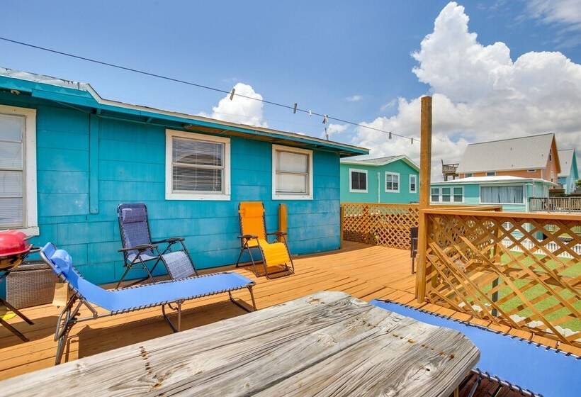 Bright Surfside Beach Home W/ Deck, Walk To Beach!