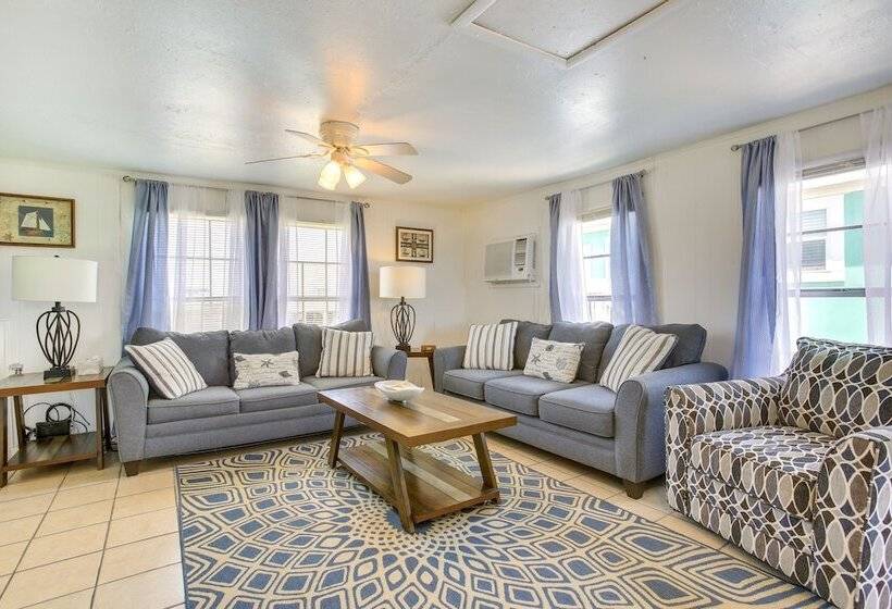 Bright Surfside Beach Home W/ Deck, Walk To Beach!