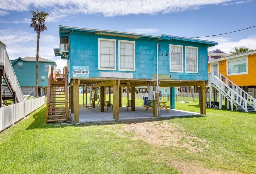 Bright Surfside Beach Home W/ Deck, Walk To Beach!