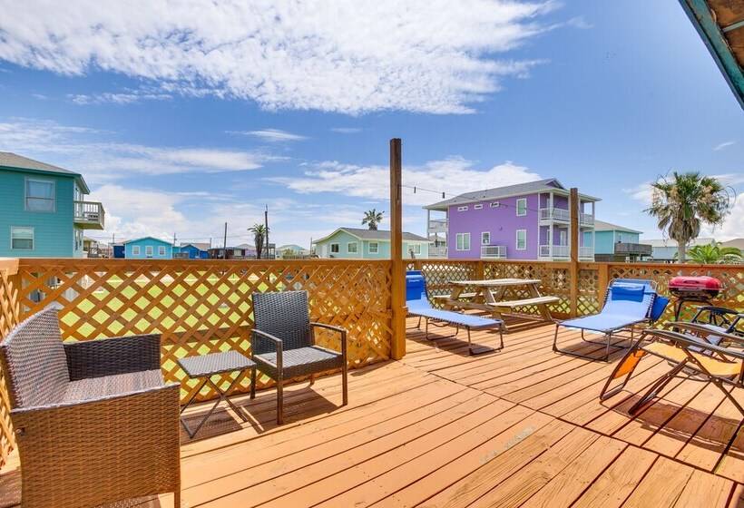 Bright Surfside Beach Home W/ Deck, Walk To Beach!
