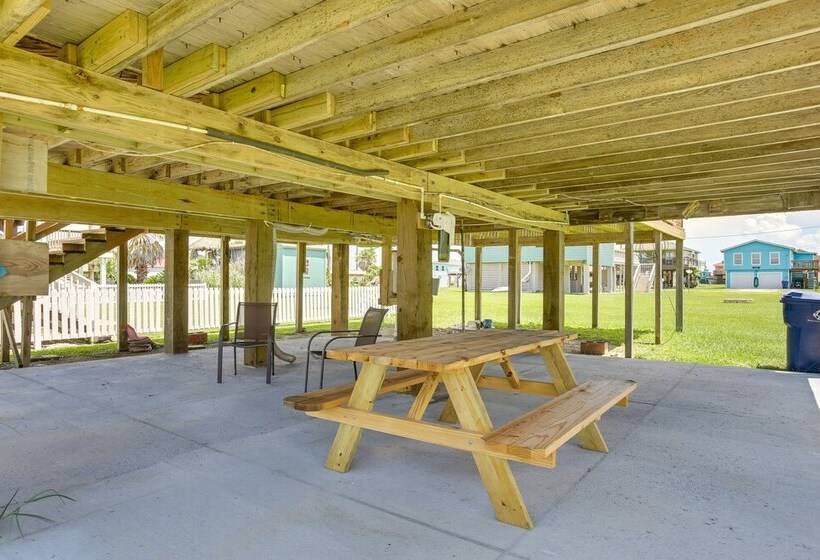 Bright Surfside Beach Home W/ Deck, Walk To Beach!