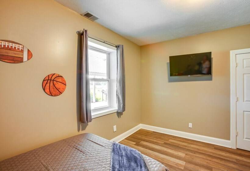 Charming Cadillac Retreat W/ Private Hot Tub!