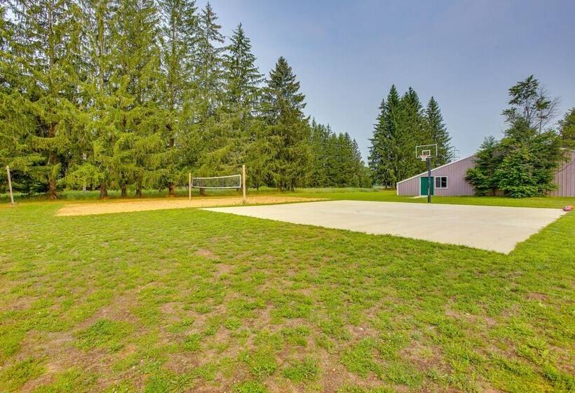 Charming Cadillac Retreat W/ Private Hot Tub!