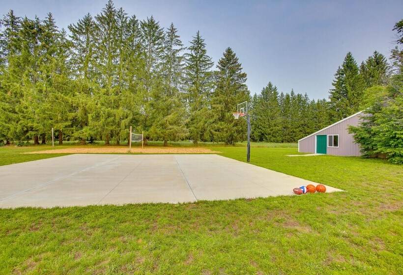 Charming Cadillac Retreat W/ Private Hot Tub!