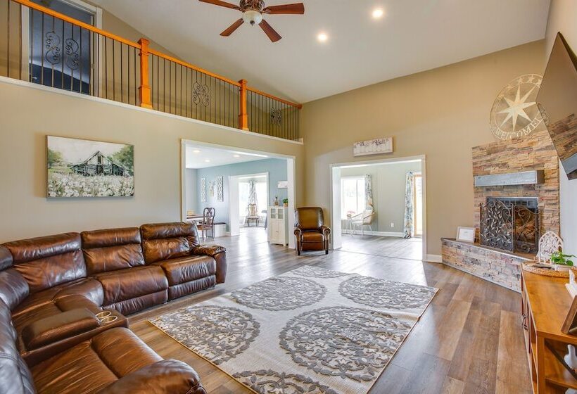 Charming Cadillac Retreat W/ Private Hot Tub!