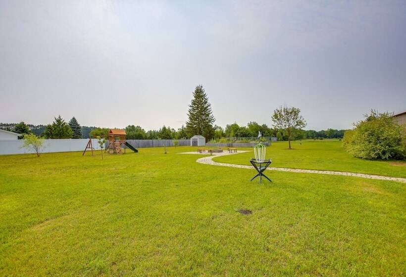 Charming Cadillac Retreat W/ Private Hot Tub!