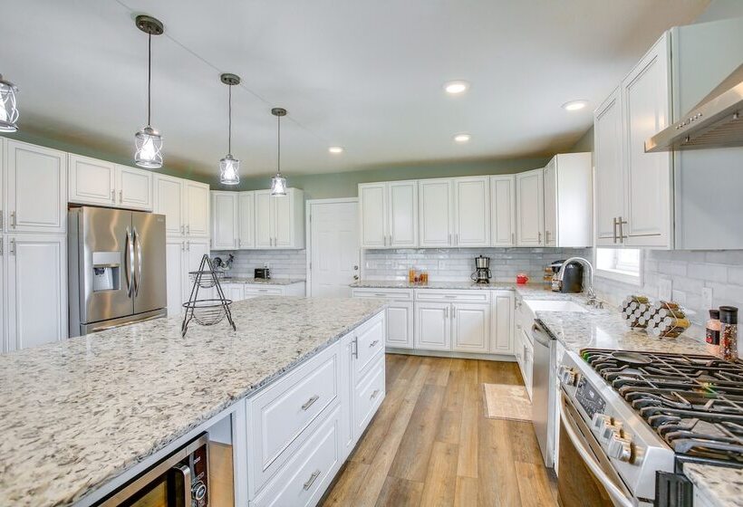 Charming Cadillac Retreat W/ Private Hot Tub!