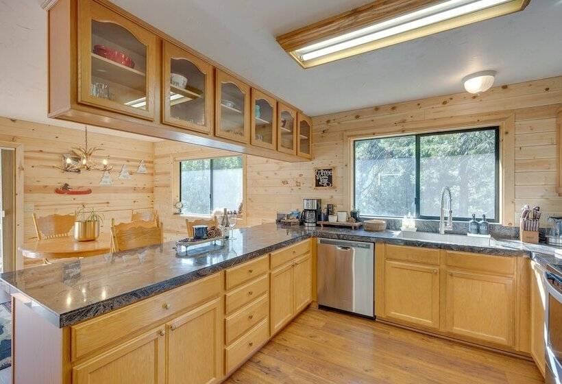 Hike, Ski & Unwind: Cabin W/ Hot Tub In Pioneer!