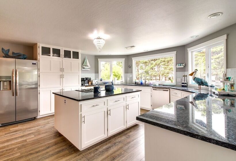 Coastal Bandon Vacation Rental: Walk To Beach!