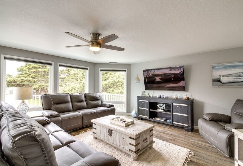 Coastal Bandon Vacation Rental: Walk To Beach!