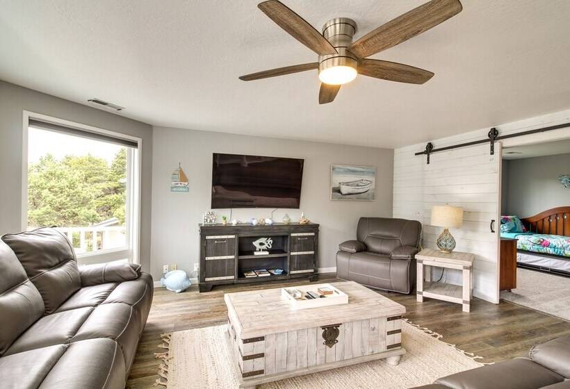 Coastal Bandon Vacation Rental: Walk To Beach!