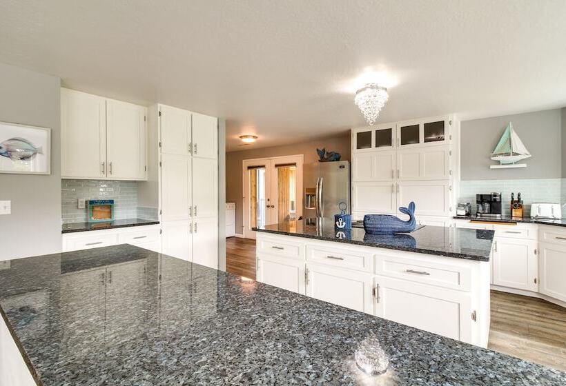 Coastal Bandon Vacation Rental: Walk To Beach!