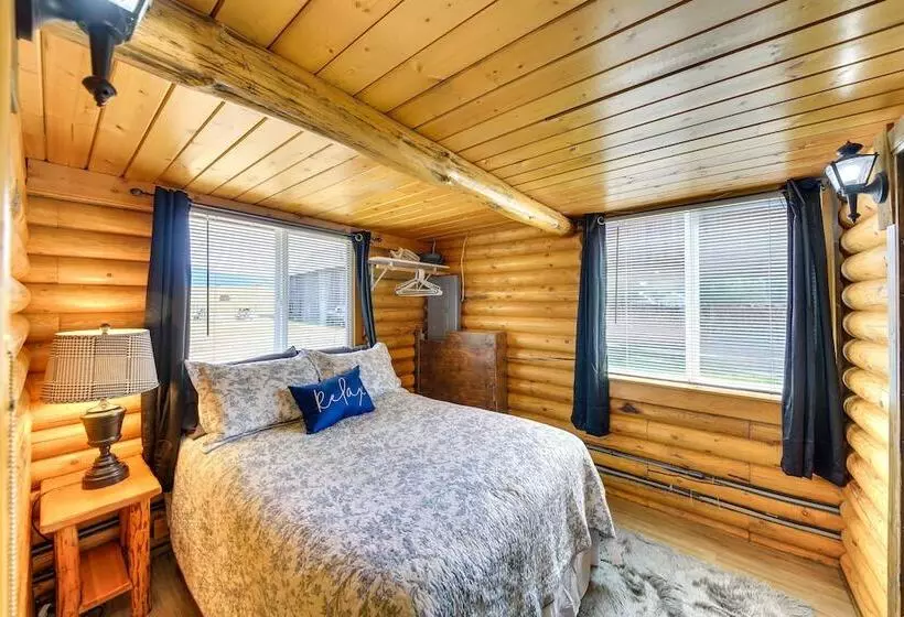 Cozy Farm Cabin   9 Mi To Trout Creek!