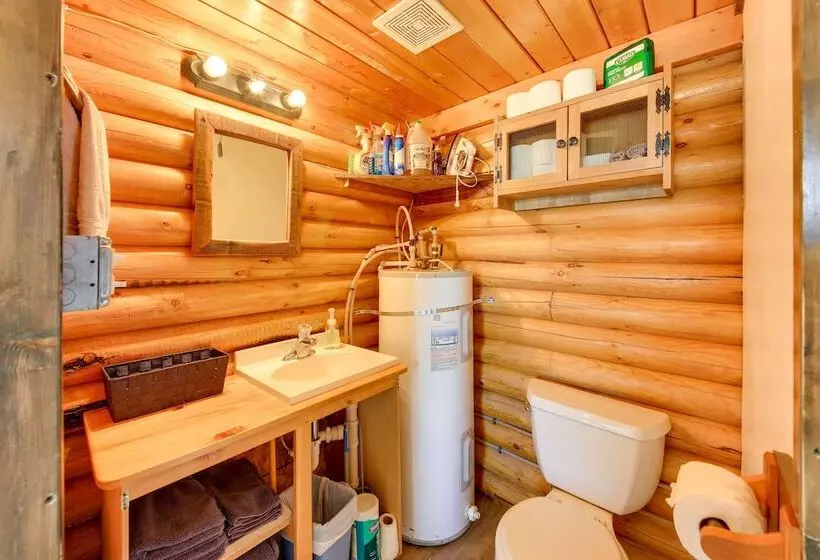 Cozy Farm Cabin   9 Mi To Trout Creek!