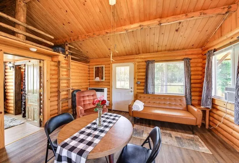 Cozy Farm Cabin   9 Mi To Trout Creek!