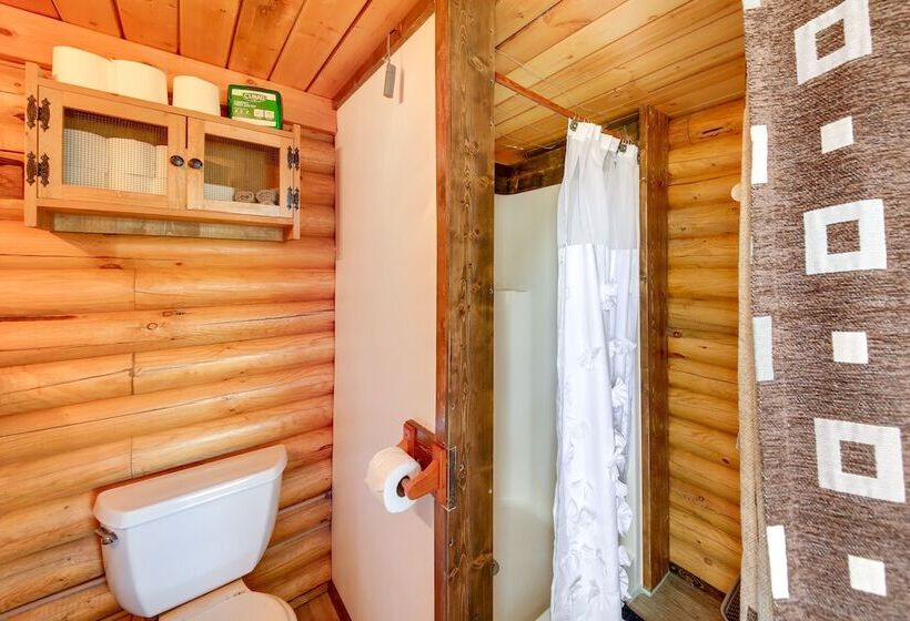 Cozy Farm Cabin 9 Mi To Trout Creek!