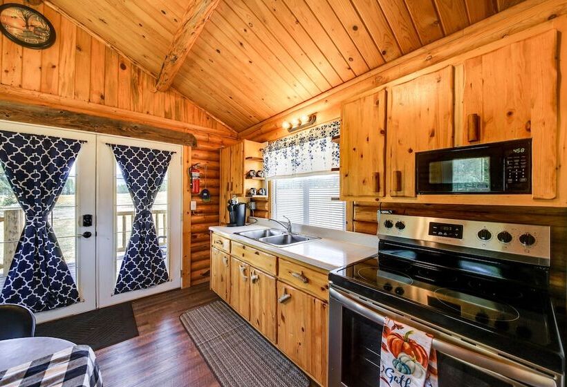 Cozy Farm Cabin 9 Mi To Trout Creek!