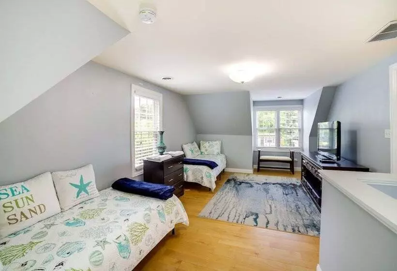 Steps To Lake Michigan Beach: Gary Vacation Rental