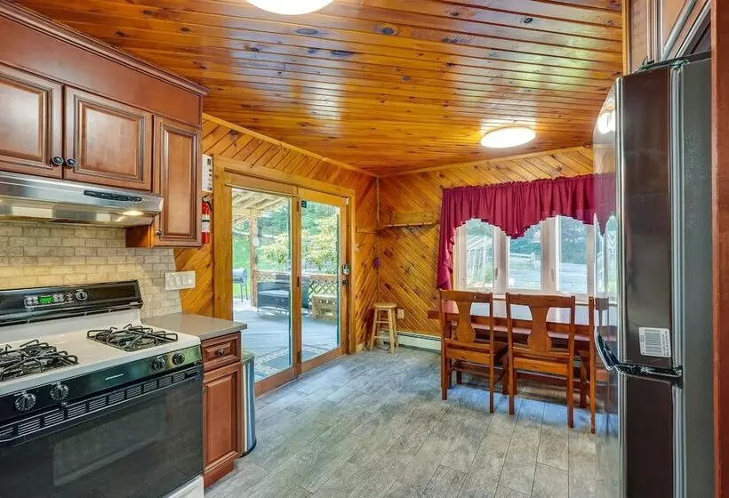 Cozy Livingston Manor Home W/ Wood Burning Stove!