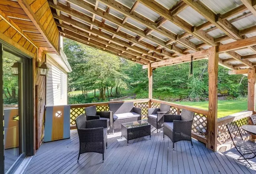 Cozy Livingston Manor Home W/ Wood Burning Stove!