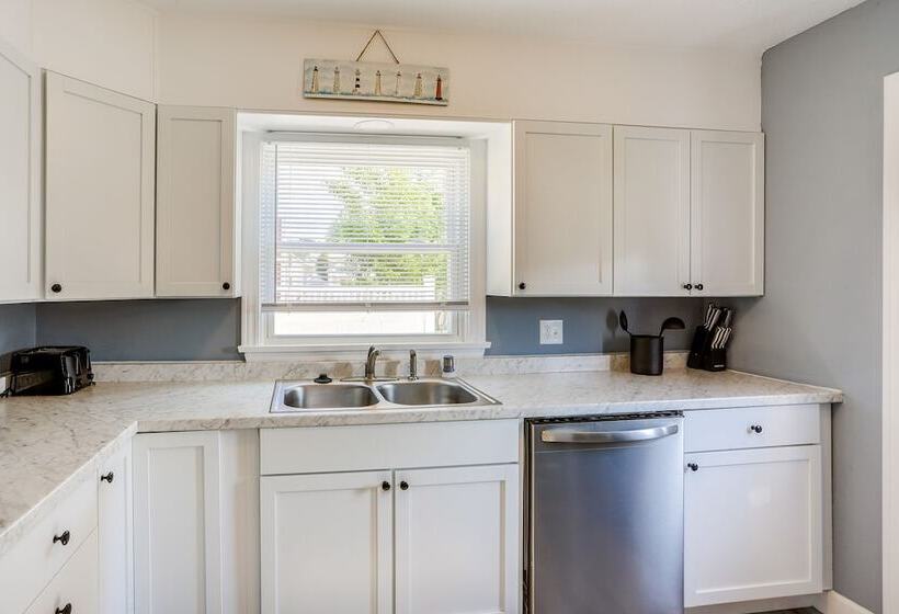 Dog Friendly Port Clinton Home: Walk To Lake Erie!