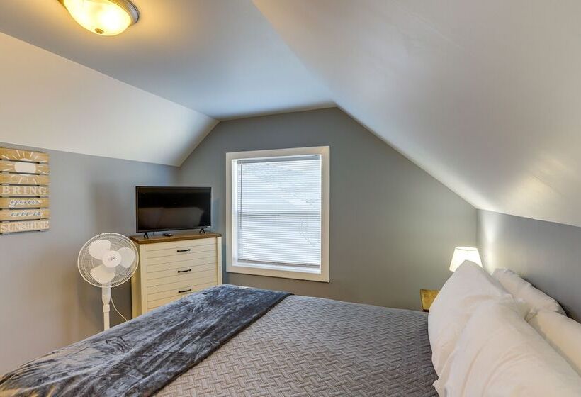 Dog Friendly Port Clinton Home: Walk To Lake Erie!