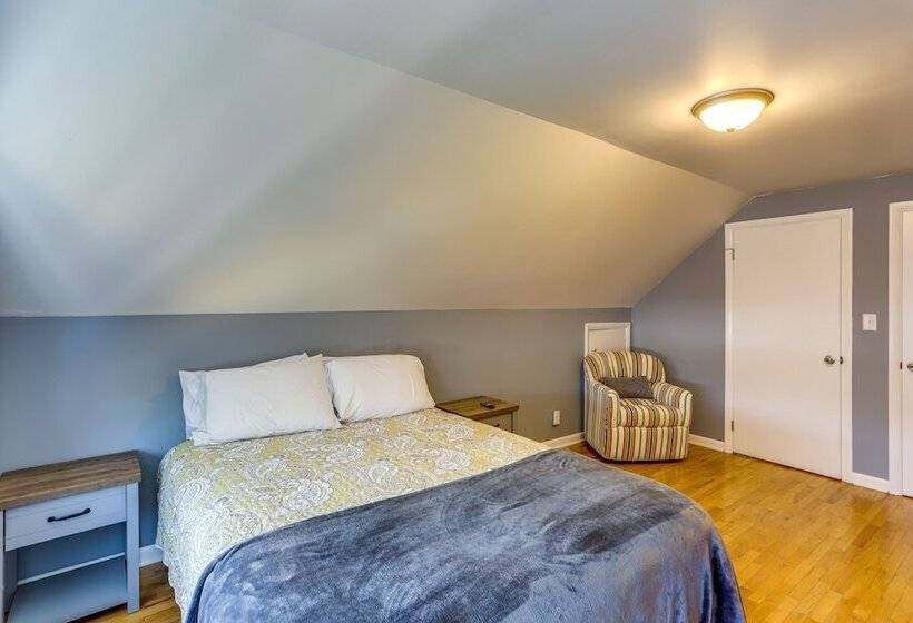 Dog Friendly Port Clinton Home: Walk To Lake Erie!