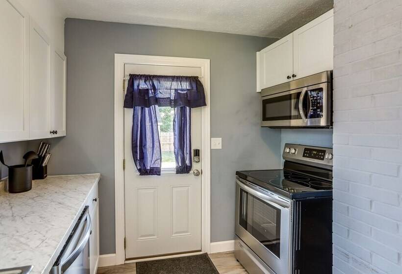 Dog Friendly Port Clinton Home: Walk To Lake Erie!