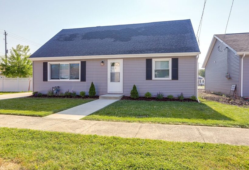 Dog Friendly Port Clinton Home: Walk To Lake Erie!