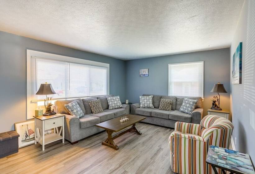 Dog Friendly Port Clinton Home: Walk To Lake Erie!