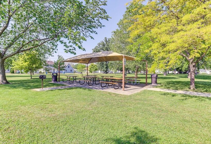 Dog Friendly Port Clinton Home: Walk To Lake Erie!