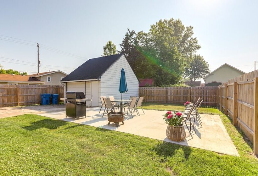 Dog Friendly Port Clinton Home: Walk To Lake Erie!